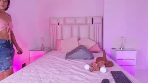 Mia  online show from July 11, 11:57 am