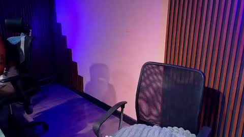 Snapshot of _mileyross chatting on May 9, 8:52 am Call me Miley online show from May 9, 8:52 am