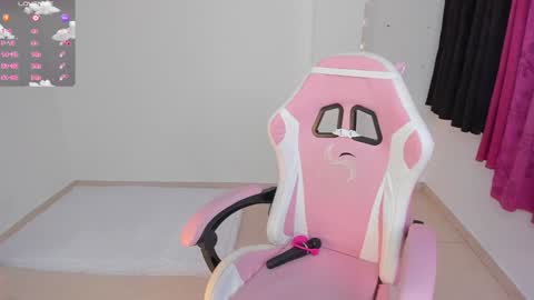 Snapshot of _misshoneyxx chatting on January 22, 3:52 am Hanna  Idependent Model   online show from January 22, 3:52 am