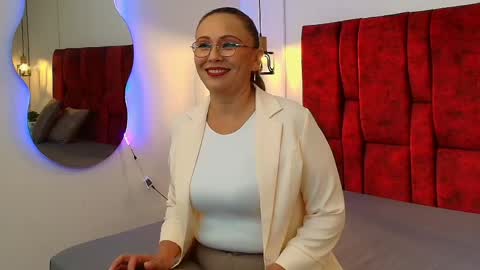 _monaliza_ online show from April 24, 12:18 pm