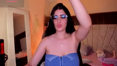 Snapshot of _niah_ chatting on November 13, 9:36 pm Niah You can call me Ni or cutie haha online show from November 13, 9:36 pm