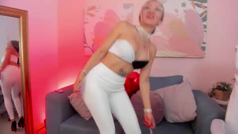 Snapshot of _nicoletteshea_ chatting on February 14, 9:33 pm _nicoletteshea_ online show from February 14, 9:33 pm