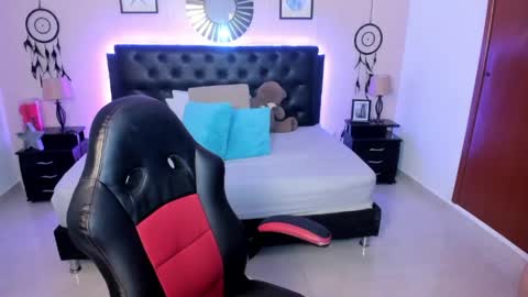Olivia jones online show from April 22, 12:18 pm