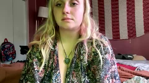 Snapshot of _peaceoutgirlscout_ chatting on October 9, 8:18 pm _peaceoutgirlscout_ online show from October 9, 8:18 pm