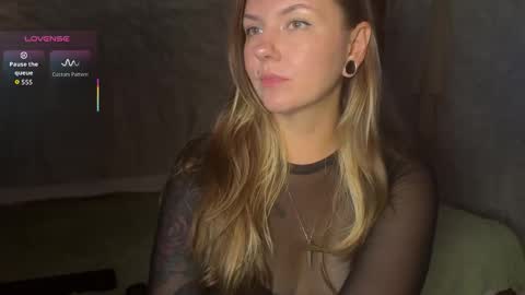 Snapshot of _private_person_ chatting on December 15, 1:59 pm HADLY today day-off see u online 0112 online show from December 15, 1:59 pm