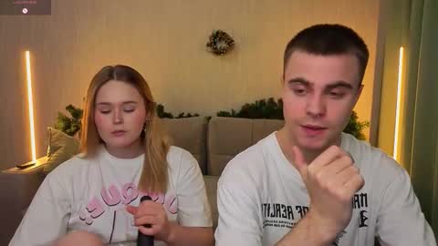 Snapshot of _reverse_gang_ chatting on December 3, 1:42 pm LISSAPVT IS OPEN online show from December 3, 1:42 pm