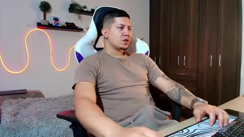 Snapshot of _robertobaggio chatting on February 17, 12:38 pm Roberto online show from February 17, 12:38 pm