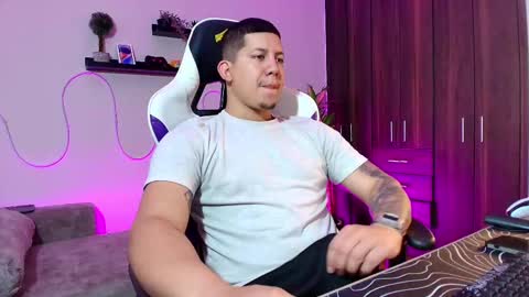 Snapshot of _robertobaggio chatting on February 28, 12:31 pm Roberto online show from February 28, 12:31 pm