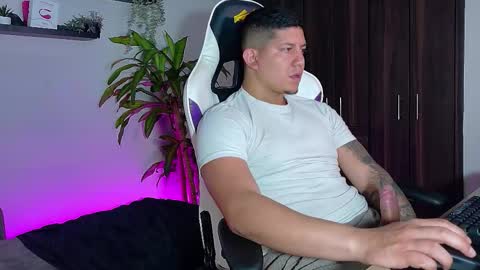 Snapshot of _robertobaggio chatting on November 28, 3:58 pm Roberto online show from November 28, 3:58 pm