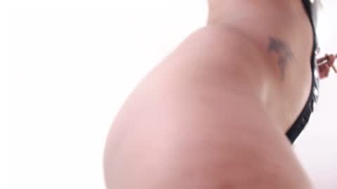 Snapshot of _sarahtomatto_ chatting on February 21, 10:26 pm _sarahtomatto_ online show from February 21, 10:26 pm