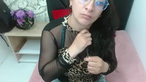 _saraximena_ online show from May 1, 7:13 am