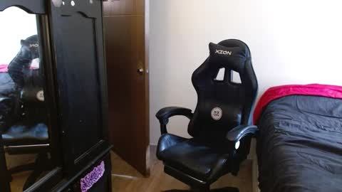 Snapshot of _schnnneider_ chatting on October 8, 8:17 pm SCHNEIDER online show from October 8, 8:17 pm