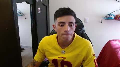 Snapshot of _schnnneider_ chatting on November 19, 7:47 pm SCHNEIDER online show from November 19, 7:47 pm