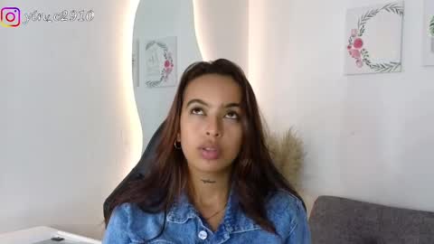 Snapshot of _sophiebrown__ chatting on December 5, 11:29 pm Andrea  The Next Stream  Wednesday online show from December 5, 11:29 pm