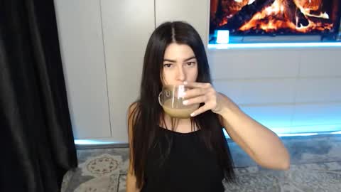 Snapshot of _sophiia_666 chatting on December 6, 3:30 am Sophy online show from December 6, 3:30 am