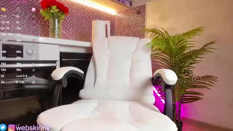 Snapshot of _top_skinny chatting on March 9, 1:04 am Julia online show from March 9, 1:04 am