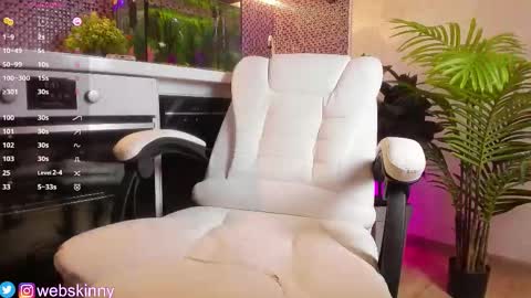 Snapshot of _top_skinny chatting on September 22, 6:59 am Julia online show from September 22, 6:59 am