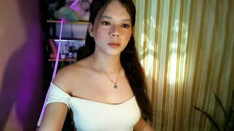 Snapshot of _urpetitegirl chatting on June 22, 1:29 am _urpetitegirl online show from June 22, 1:29 am