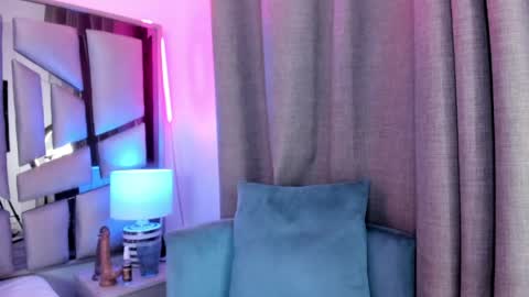_valeria_saenz_ online show from April 18, 3:43 am