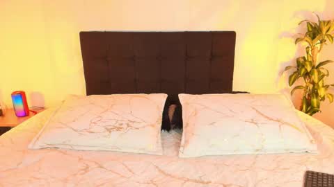 Victoria Fox online show from December 5, 1:20 pm