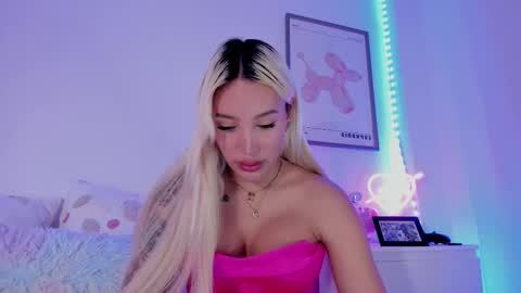 Snapshot of _viioletweekend_ chatting on March 9, 9:03 pm online show from March 9, 9:03 pm