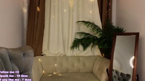 Snapshot of _violet_mills_ chatting on December 1, 11:58 pm Violet online show from December 1, 11:58 pm