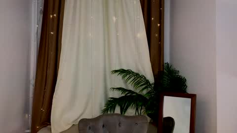 Snapshot of _violet_mills_ chatting on December 5, 2:42 am Violet online show from December 5, 2:42 am