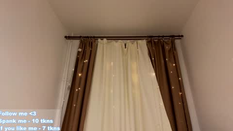 Snapshot of _violet_mills_ chatting on December 8, 2:39 am Violet online show from December 8, 2:39 am