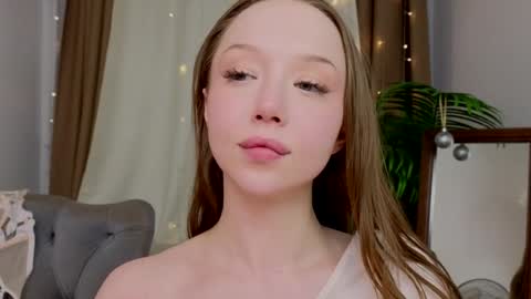 Snapshot of _violet_mills_ chatting on January 13, 2:28 am Violet online show from January 13, 2:28 am