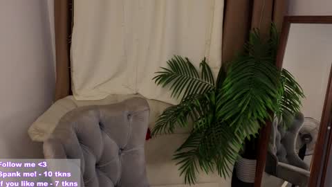 Snapshot of _violet_mills_ chatting on January 31, 2:26 am Violet online show from January 31, 2:26 am