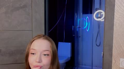 Snapshot of _violet_mills_ chatting on February 5, 11:28 pm Violet online show from February 5, 11:28 pm