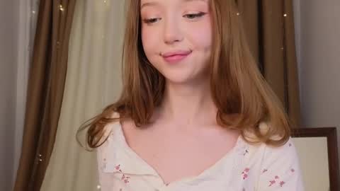 Snapshot of _violet_mills_ chatting on February 14, 2:28 am Violet online show from February 14, 2:28 am