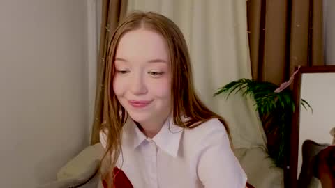 Snapshot of _violet_mills_ chatting on February 23, 2:29 am Violet online show from February 23, 2:29 am