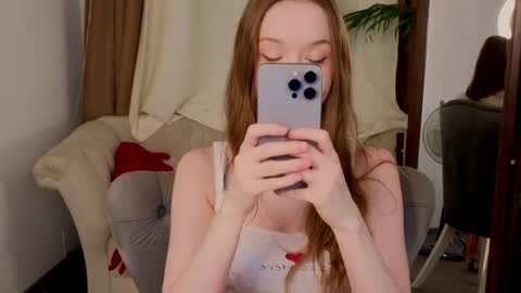 Snapshot of _violet_mills_ chatting on March 6, 8:37 pm Violet online show from March 6, 8:37 pm