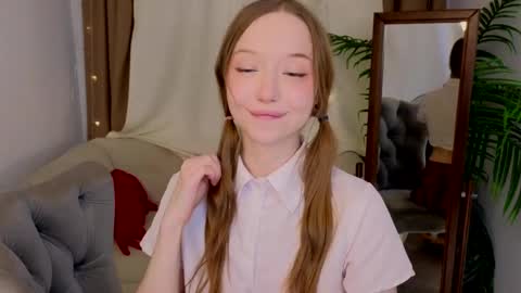 Snapshot of _violet_mills_ chatting on March 8, 11:18 pm Violet online show from March 8, 11:18 pm