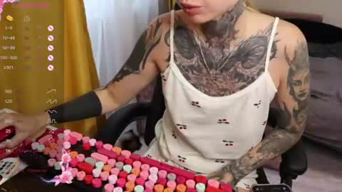 Snapshot of _viv1an_ chatting on August 1, 8:24 am Alis online show from August 1, 8:24 am