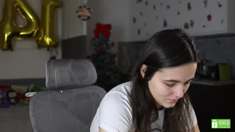 Snapshot of _whoareu_ chatting on December 14, 11:48 am Kristina online show from December 14, 11:48 am