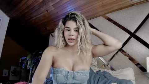 Snapshot of _xcherrycrushx_ chatting on February 27, 3:58 am Nadien online show from February 27, 3:58 am