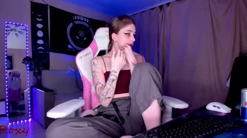 Snapshot of _yourwetdreams_ chatting on February 24, 12:52 am Roxy online show from February 24, 12:52 am