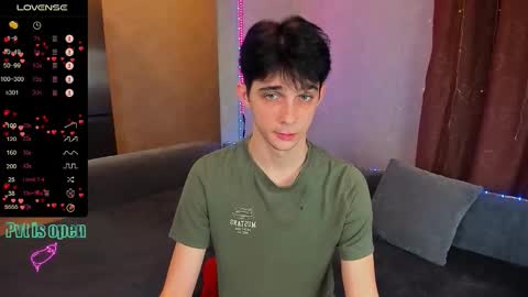 Snapshot of aaron_bang chatting on November 30, 10:14 pm Aaron Bang online show from November 30, 10:14 pm