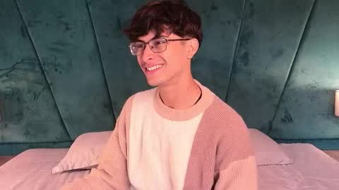 Snapshot of aaron_eze chatting on April 14, 12:33 pm Aaron Ezequiel online show from April 14, 12:33 pm