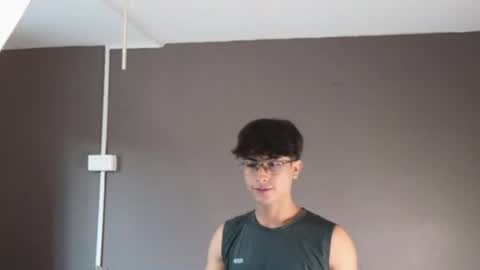 Snapshot of aaron_eze chatting on April 18, 9:48 pm Aaron Ezequiel online show from April 18, 9:48 pm