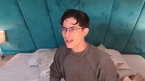 Snapshot of aaron_eze chatting on April 24, 4:42 pm Aaron Ezequiel online show from April 24, 4:42 pm