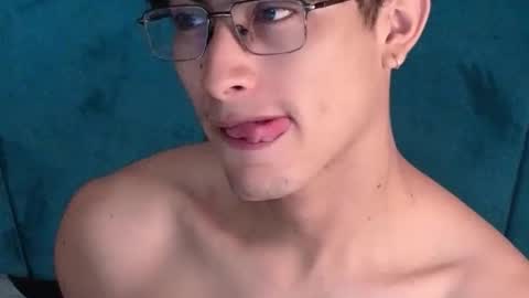 Snapshot of aaron_eze chatting on May 8, 2:33 pm Aaron Ezequiel online show from May 8, 2:33 pm