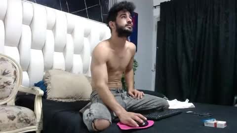 aaron_jones_1 online show from April 26, 7:55 pm