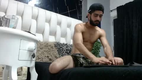 aaron_jones_1 online show from April 27, 7:34 pm