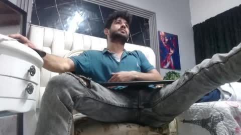 aaron_jones_1 online show from May 14, 3:35 am