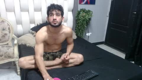 aaron_jones_1 online show from May 24, 3:55 am