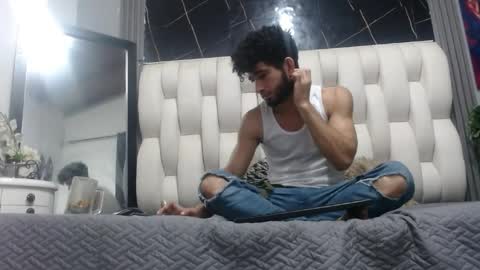 aaron_jones_1 online show from May 30, 9:17 am