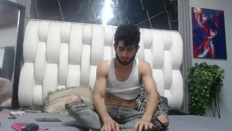 aaron_jones_1 online show from May 31, 5:59 am